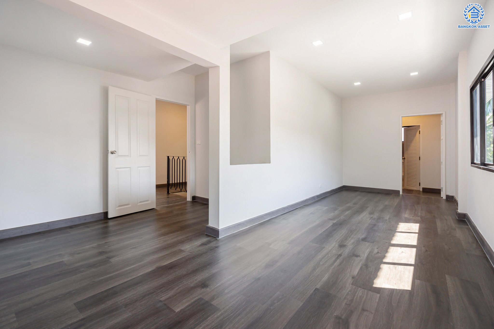 บ้านมือสองตกแต่งใหม่ ซอยวัดเวฬุวนาราม36 สรงประภา-ดอนเมือง บ้านเดี่ยวหลังใหญ่ เนื้อที่ 101 ตร.ว. ฟังก์ชัน 5 ห้องนอน 5 ห้องน้ำ 1 ห้องอเนกประสงค์ 1 ห้องรับประทานอาหาร 1 ห้องแม่บ้าน จอดรถได้ถึง 4 คัน บนทำเลดีที่สุด ใกล้สนามบินดอนเมือง ทางด่วน "ศรีสมาน" และรถไฟฟ้าสายสีแดง "สถานีดอนเมือง"